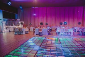 Interior de salón con montaje y pista de baile para boda nocturna